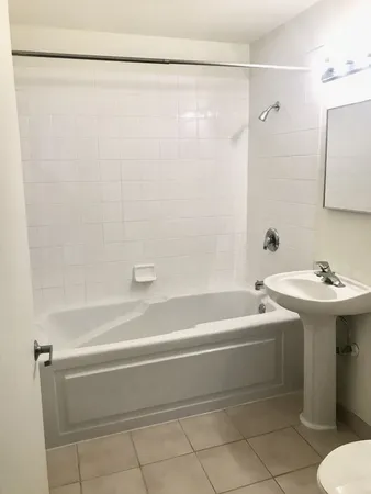 $2,300 | 21 West Chestnut Street, Unit 1708, Chicago, IL 60610