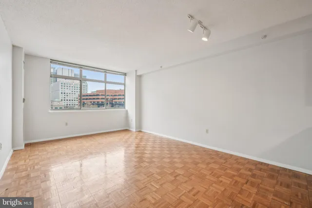 $349,000 | 7111 Woodmont Avenue, Unit 814, Bethesda, MD 20815