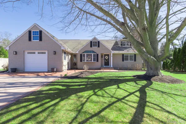 $899,000 | 16 Ursular Court, Smithtown, NY 11787