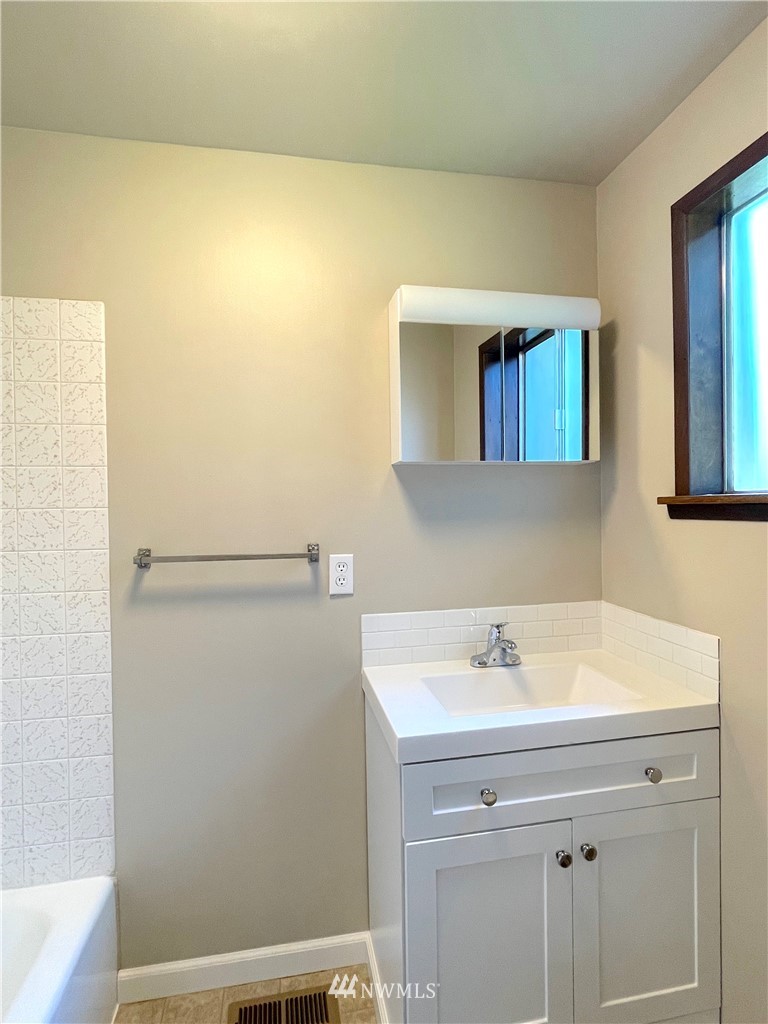 3190 Harris Road Southeast Port Orchard, WA 98366 - Photo 13 of 25 Gallery Image 13