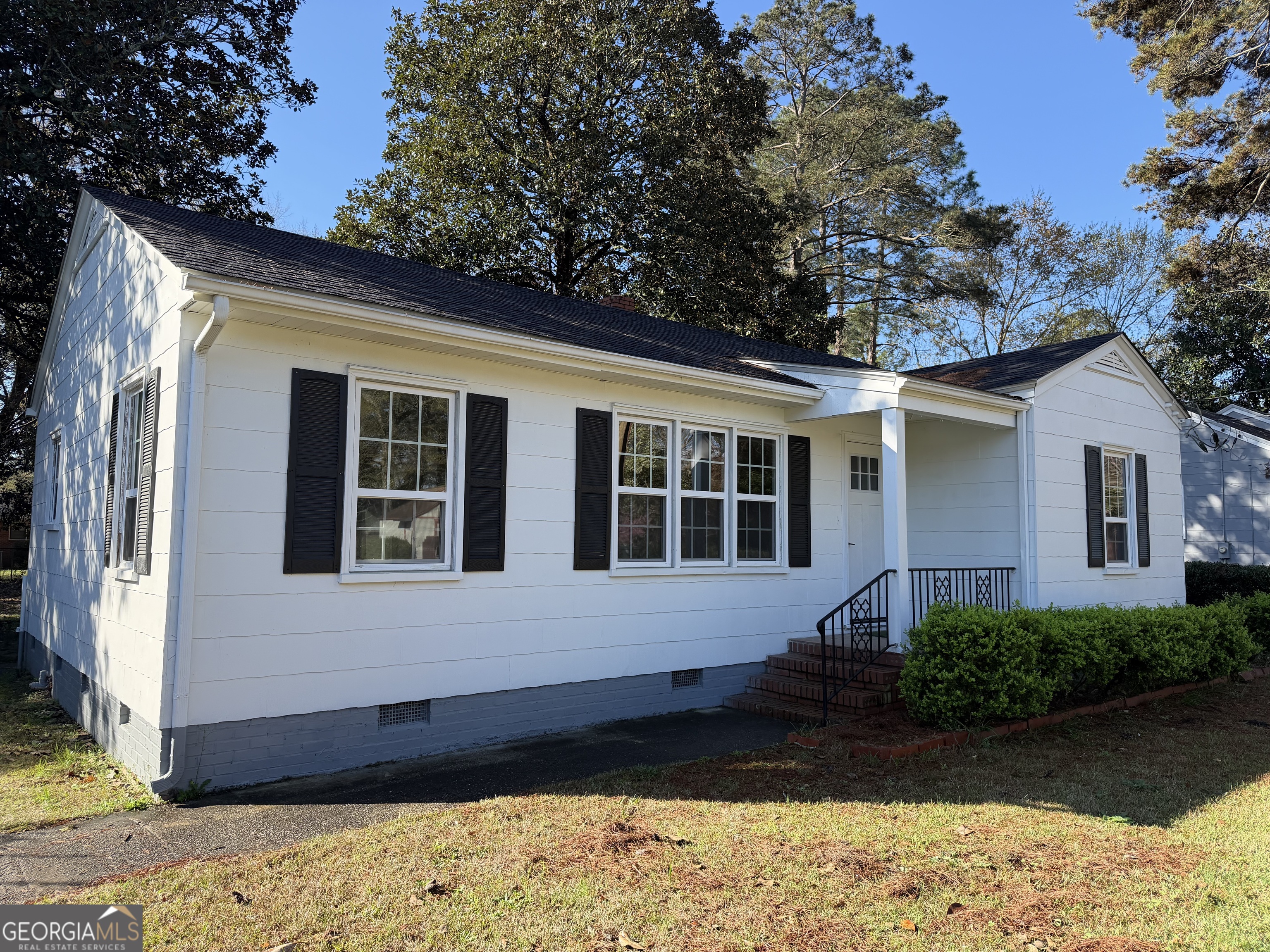 1502 Stonewall Street Dublin, GA 31021 - Photo 2 of 24 a front view of a house with a garden