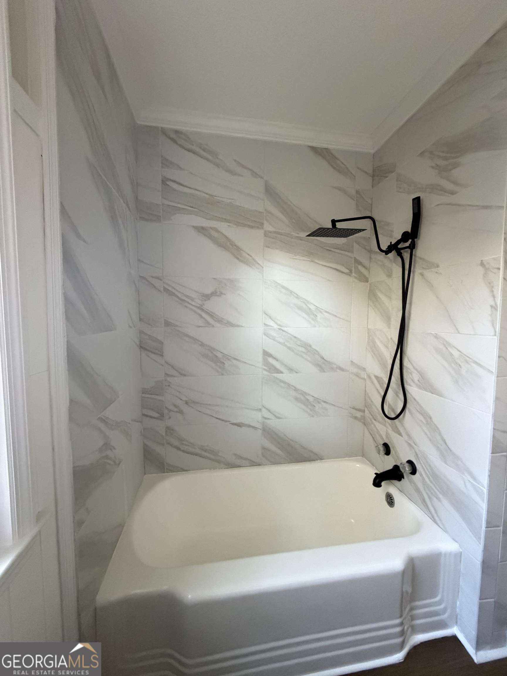 1502 Stonewall Street Dublin, GA 31021 - Photo 21 of 24 a bathroom with a bathtub