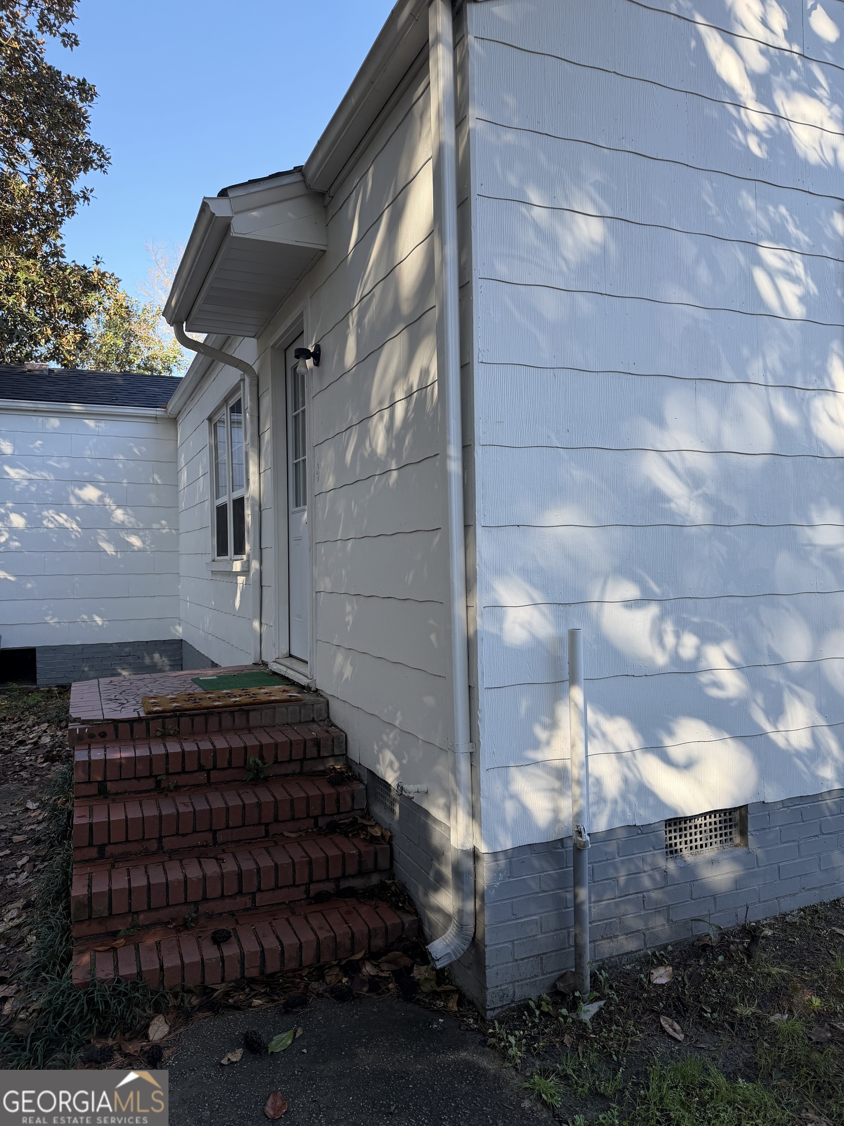 1502 Stonewall Street Dublin, GA 31021 - Photo 5 of 24 a front view of a house with a yard