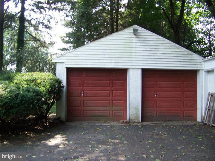 13450 Proctor Road Philadelphia, PA 19116 - Photo 3 of 5 Garage