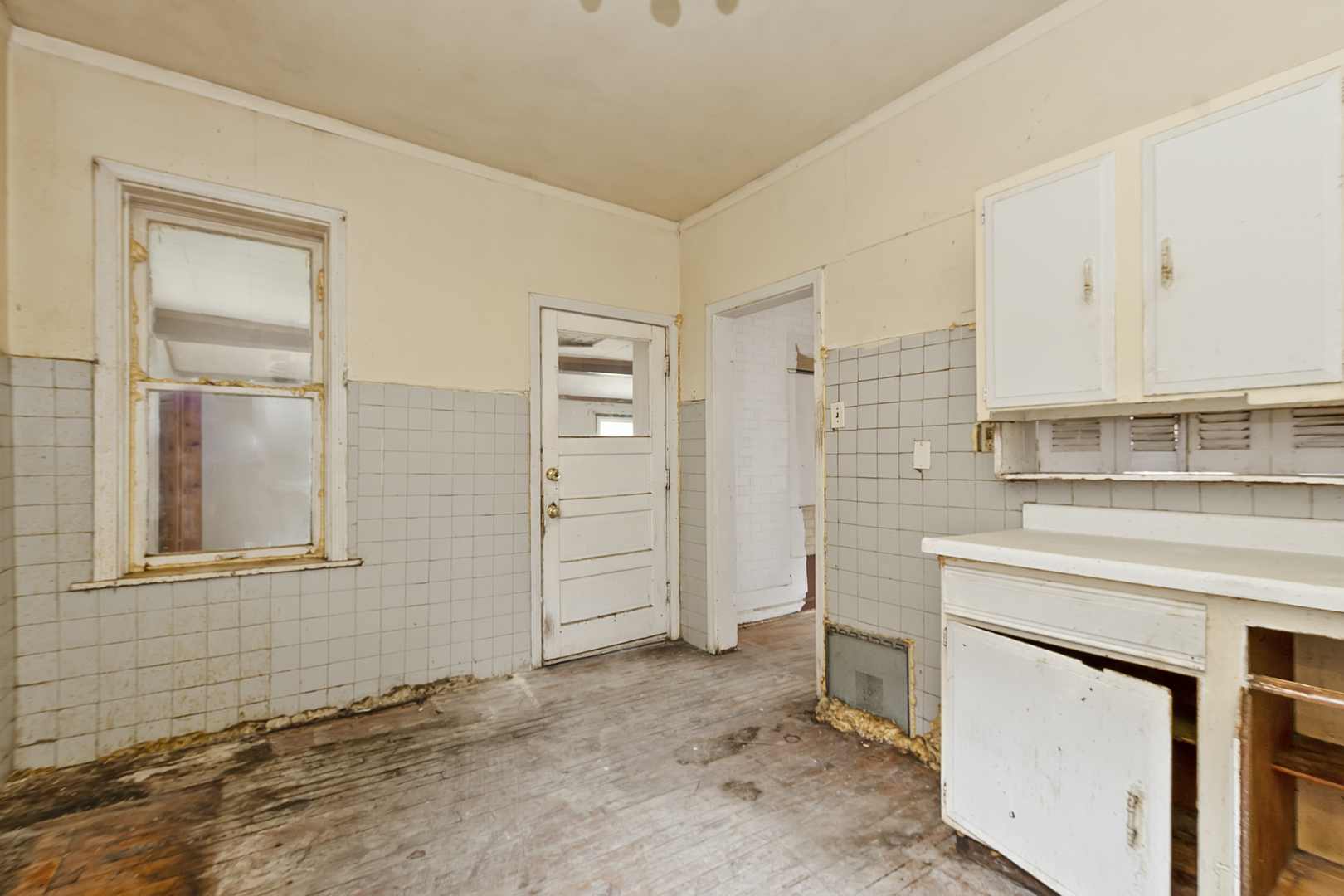 4821 West Hirsch Street Chicago, IL 60651 - Photo 11 of 23 an empty room with a fireplace and cabinet
