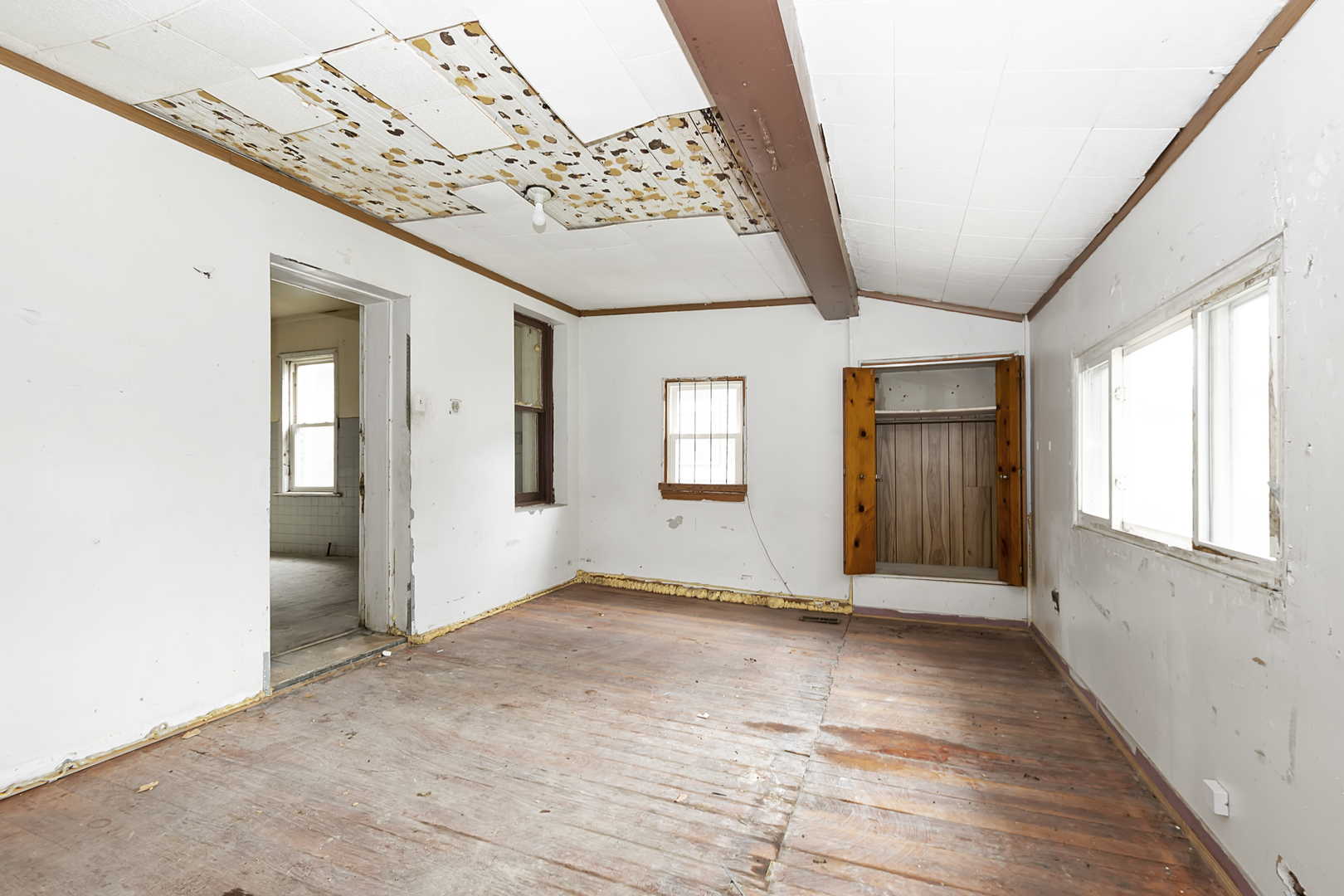 4821 West Hirsch Street Chicago, IL 60651 - Photo 12 of 23 an empty room with windows
