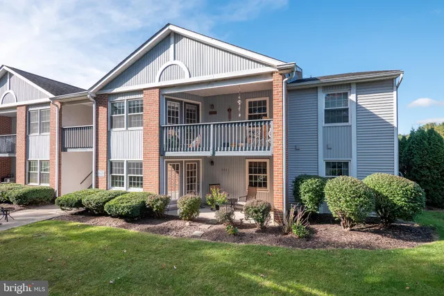 a view of a yard in front of house