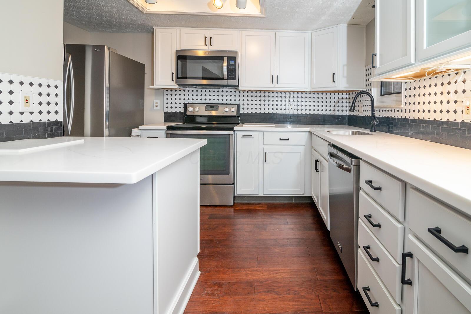5179 Rittenhouse Square North, Unit 2379 Columbus, OH 43220 - Photo 11 of 32 Eat-In Kitchen with Breakfast Bar & New Stainless Steel Appliances.