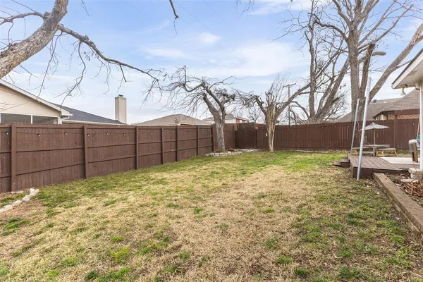 a view of a backyard