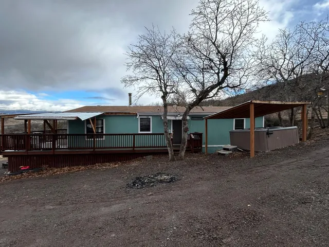 a view of a house with backyard