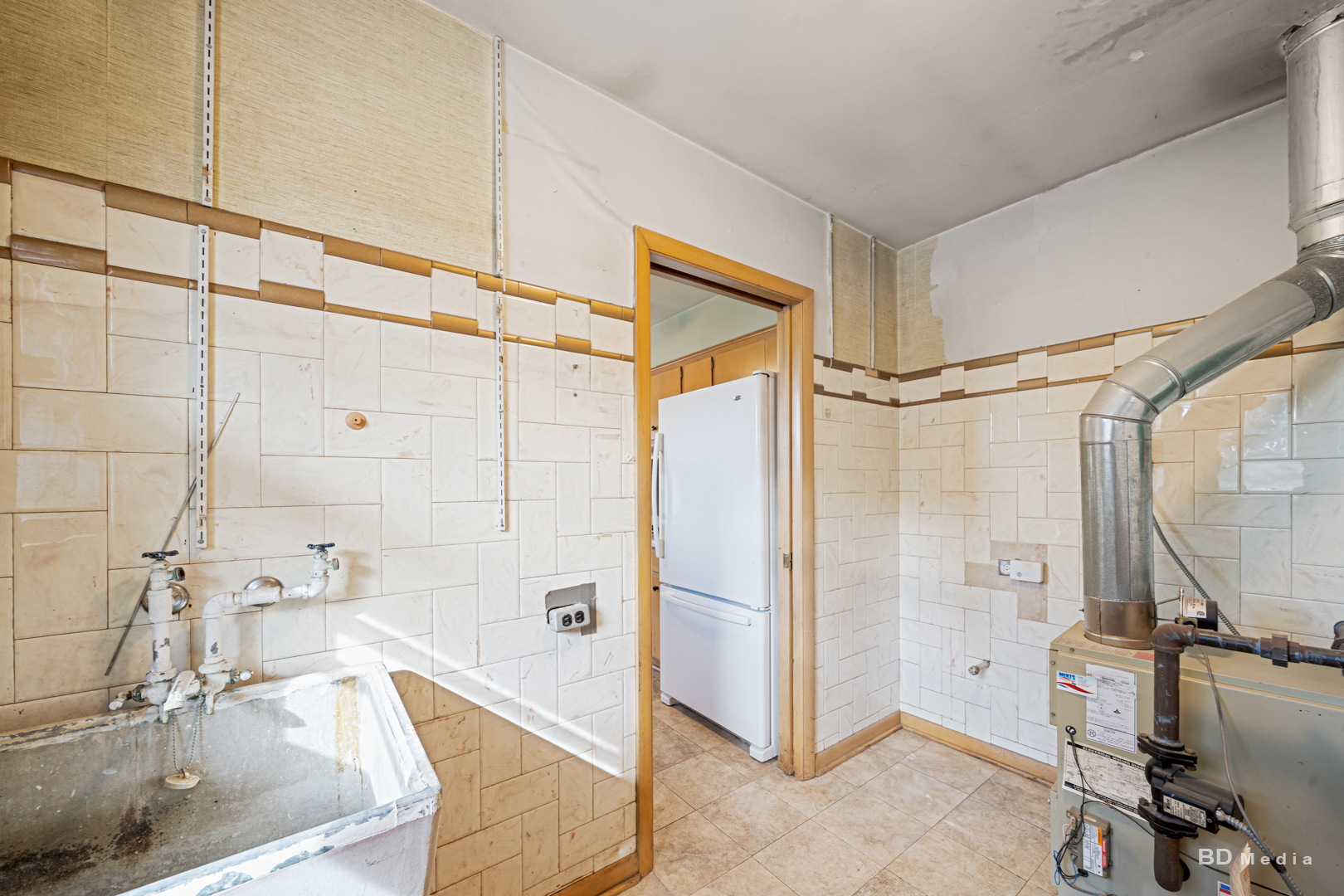 17510 Western Avenue Homewood, IL 60430 - Photo 8 of 19 a bathroom with a bathtub and a shower