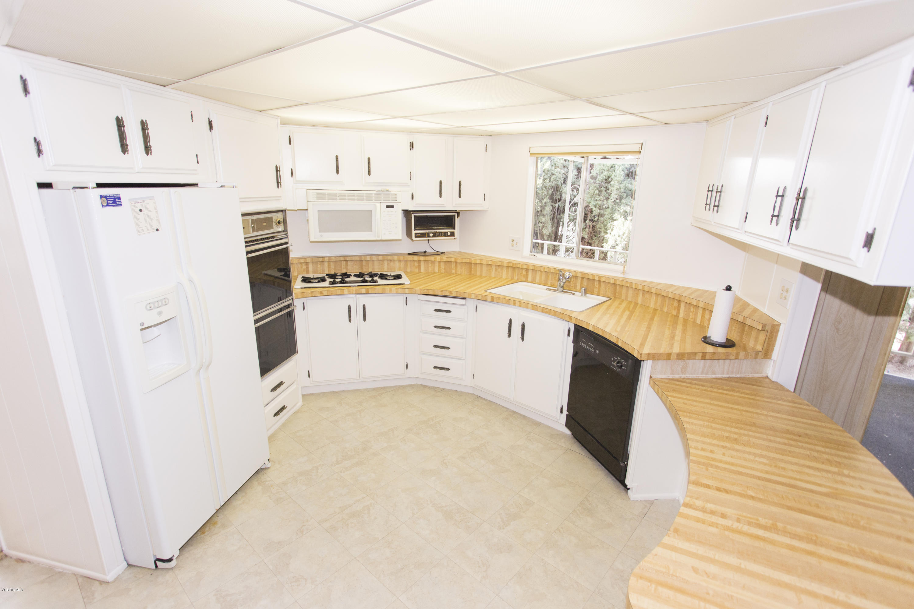 6480 Katherine Road, Unit 101 Simi Valley, CA 93063 - Photo 6 of 12 Kitchen