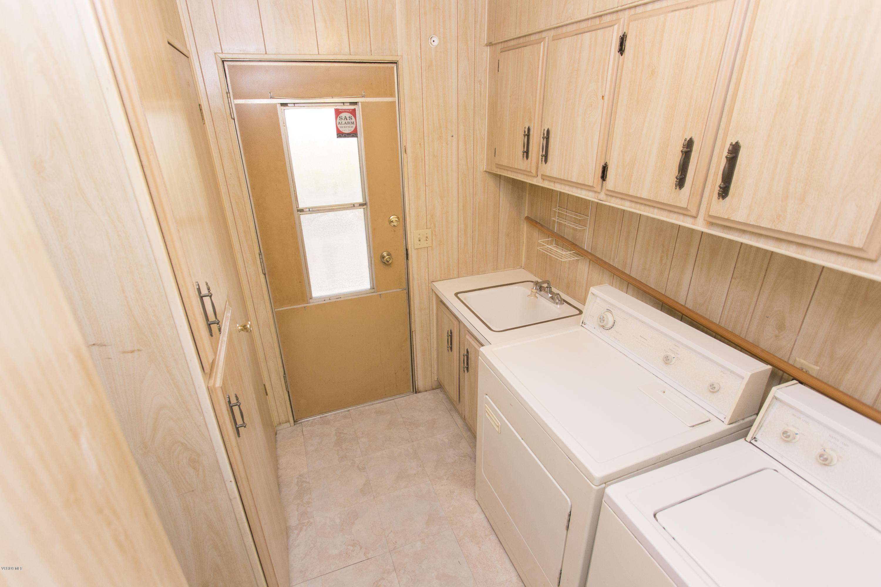 6480 Katherine Road, Unit 101 Simi Valley, CA 93063 - Photo 9 of 12 Laundry