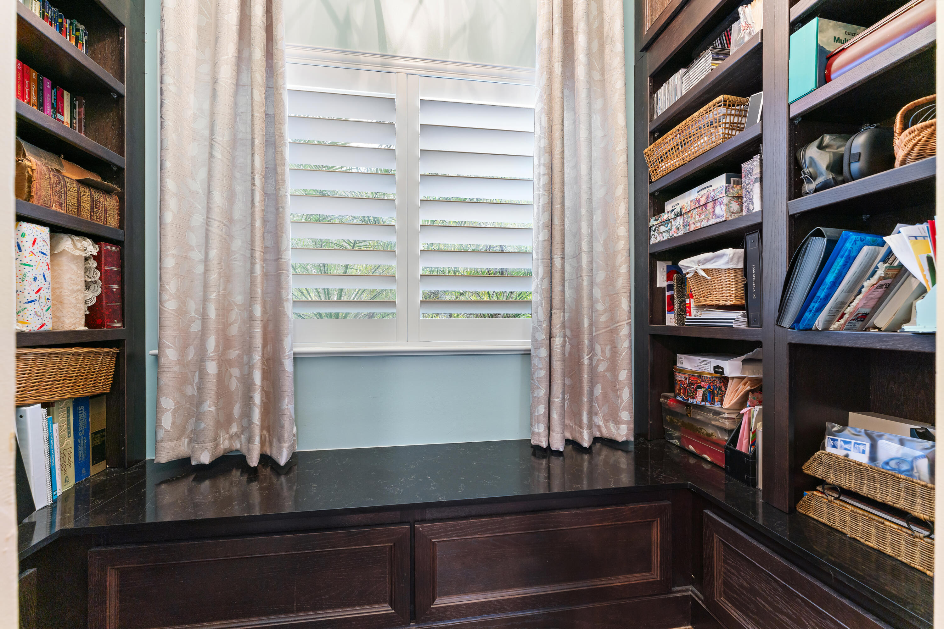 581 Southwest Timber Trail Stuart, FL 34997 - Photo 34 of 45 a living room with fish tank and a bookshelf