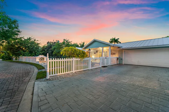 a view of a house with backyard and porch