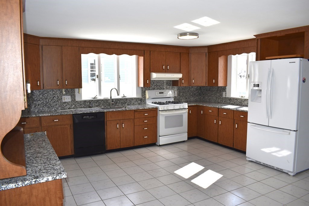 706 Trapelo Road Waltham, MA 02452 - Photo 5 of 25 Gallery Image 5