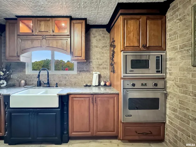 $325,000 | 10250 West Lake Camelot Drive, Mapleton, IL 61547