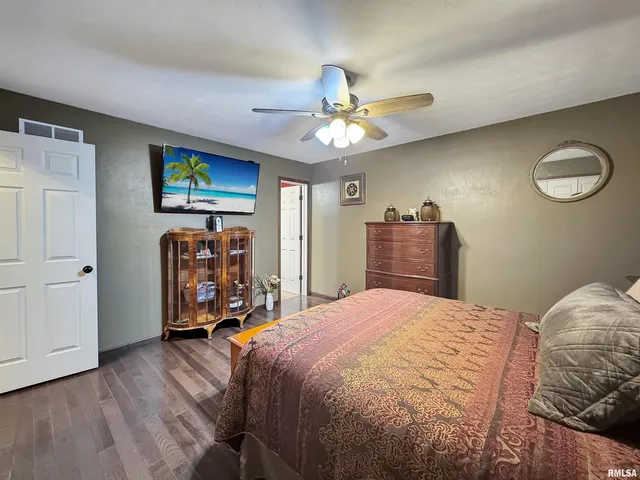 $325,000 | 10250 West Lake Camelot Drive, Mapleton, IL 61547