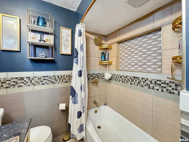 $325,000 | 10250 West Lake Camelot Drive, Mapleton, IL 61547