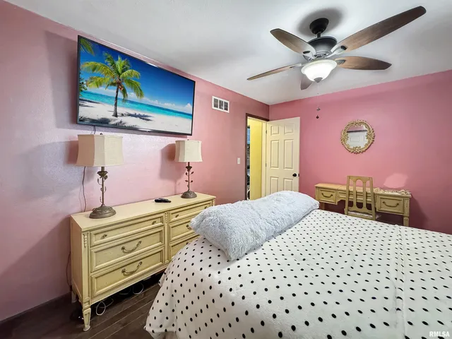 $325,000 | 10250 West Lake Camelot Drive, Mapleton, IL 61547