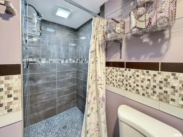 $325,000 | 10250 West Lake Camelot Drive, Mapleton, IL 61547