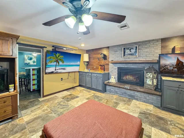 $325,000 | 10250 West Lake Camelot Drive, Mapleton, IL 61547