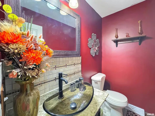 $325,000 | 10250 West Lake Camelot Drive, Mapleton, IL 61547