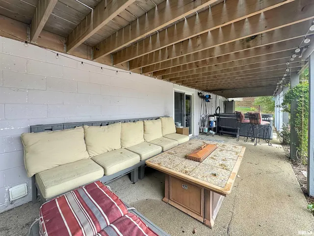 $325,000 | 10250 West Lake Camelot Drive, Mapleton, IL 61547