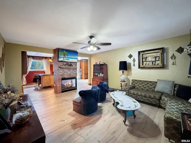 $325,000 | 10250 West Lake Camelot Drive, Mapleton, IL 61547