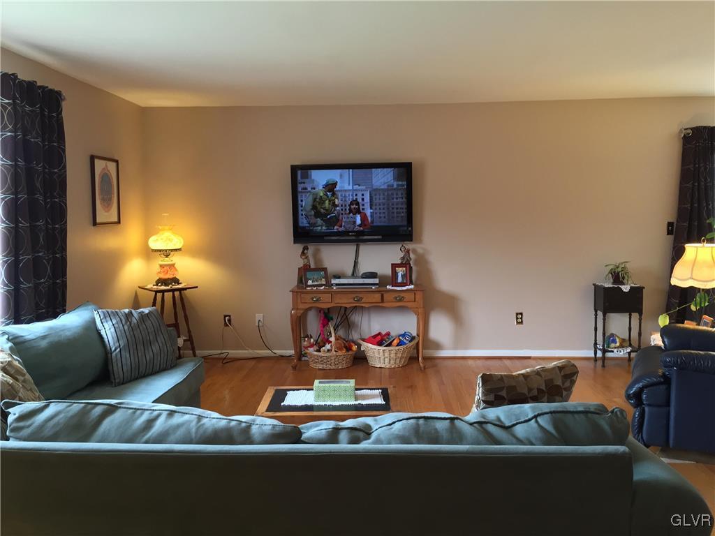 4662 Peach Bottom Road Coplay, PA 18037 - Photo 10 of 28 Living Room