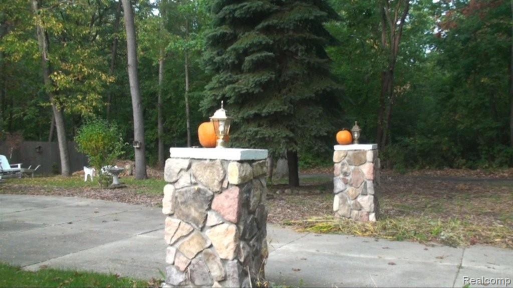5304 Hillcrest Road Clarkston, MI 48346 - Photo 2 of 55 Lighted Stone Pillars