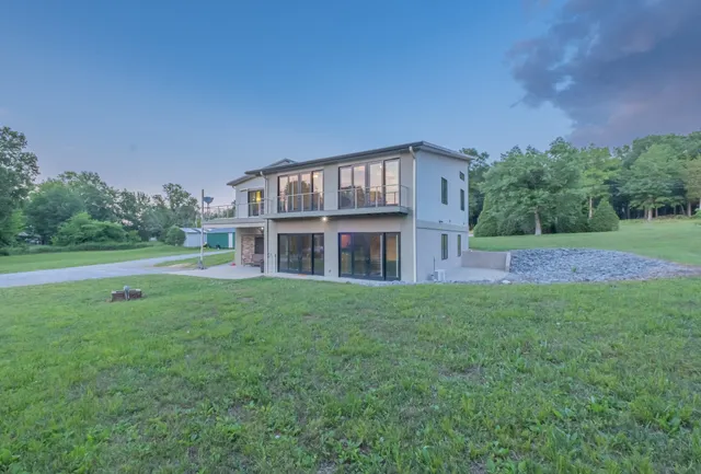 a view of a house with backyard and garden