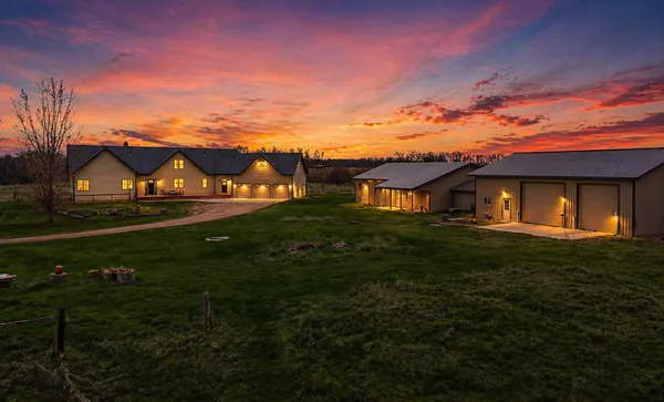 $939,999 | 5365 159th Avenue Southeast, Kindred, ND 58051