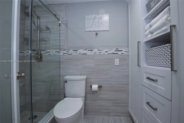 a bathroom with a toilet and a shower