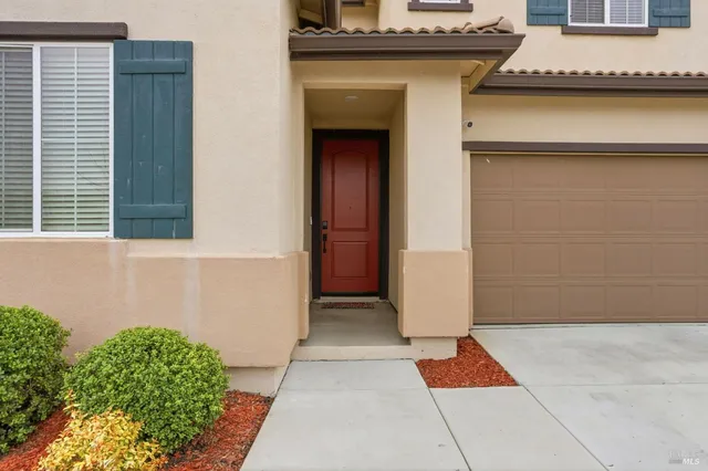 a view of entryway with livingroom