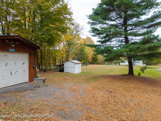 a small barn is sitting in the middle of a yard
