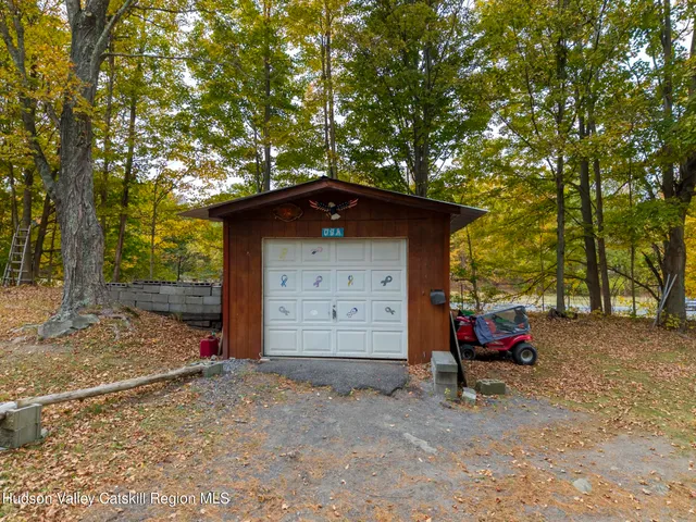 a view of yard with green space