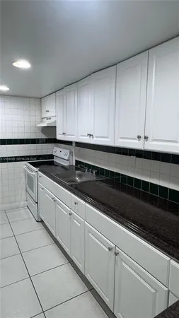 $2,050 | 10090 Northwest 80th Court, Unit 1203, Hialeah Gardens, FL 33016