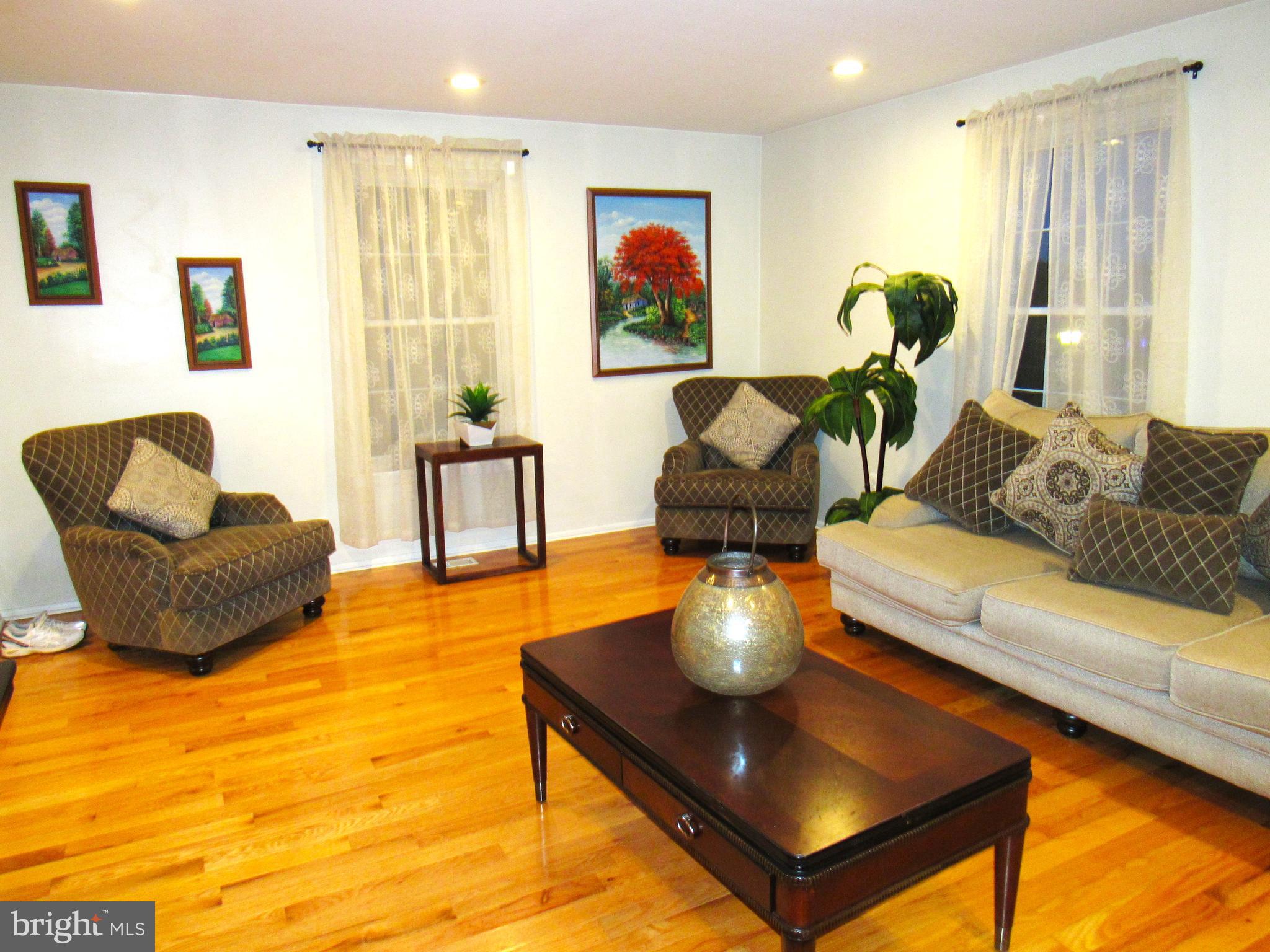 214 Greendale Road Philadelphia, PA 19154 - Photo 2 of 32 Livingroom