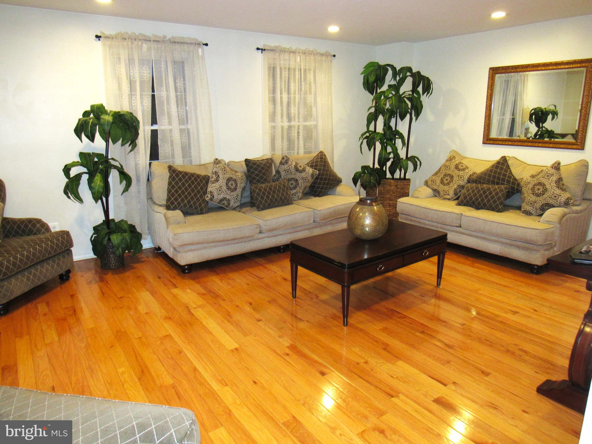 214 Greendale Road Philadelphia, PA 19154 - Photo 3 of 32 Livingroom