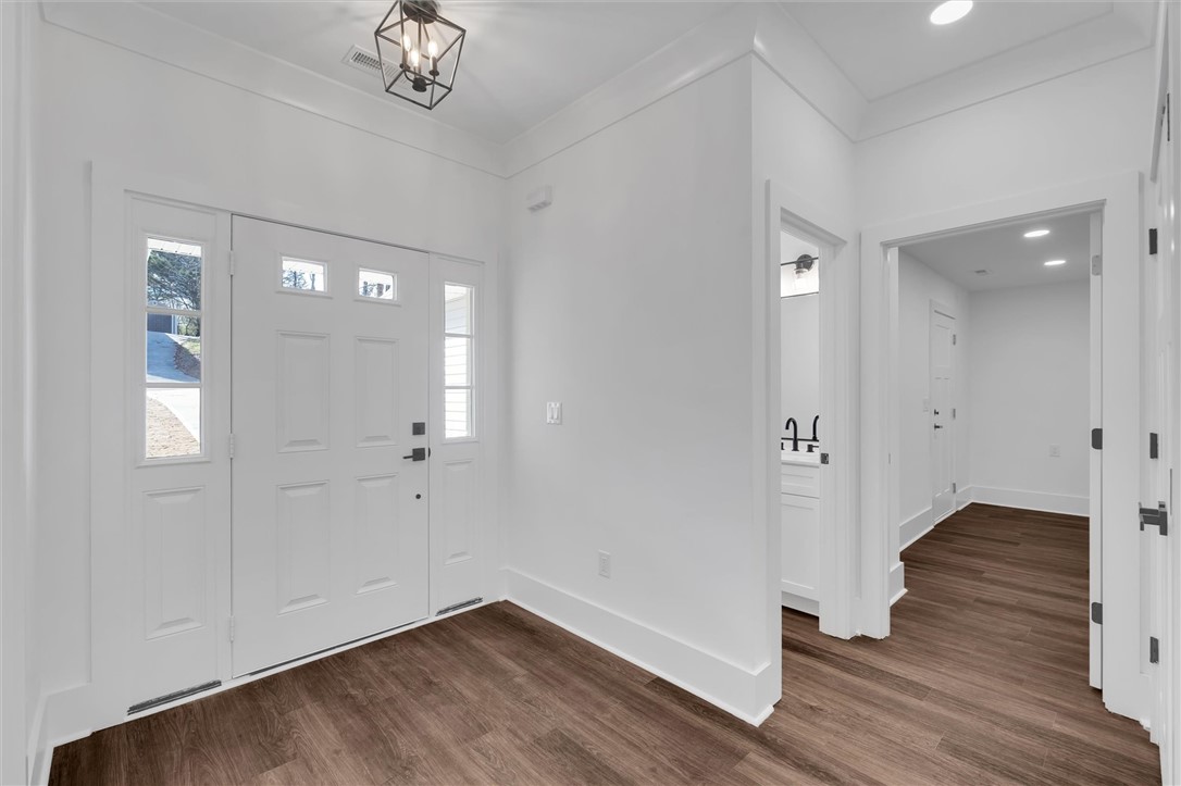 103 Bunker Lane Westminster, SC 29693 - Photo 3 of 43