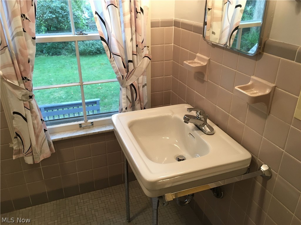 1555 Kew Road Cleveland, OH 44118 - Photo 18 of 35 Second floor full bath.