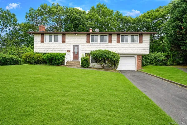 $849,000 | 10 Arrowhead Court, Centereach, NY 11720