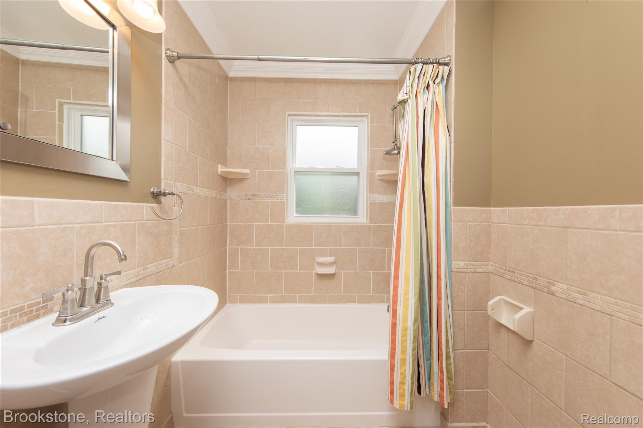 160 Collier Road Auburn Hills, MI 48326 - Photo 26 of 29 Full bath with updated fixtures