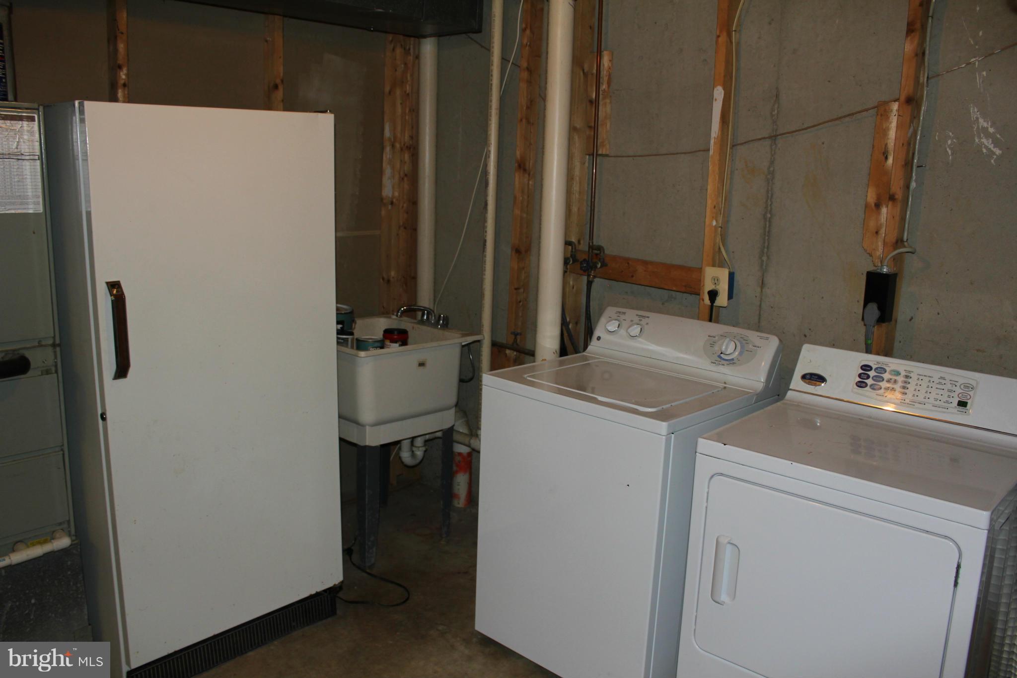 7791 Paddock Way Baltimore, MD 21244 - Photo 17 of 19 a utility room with dryer and washer