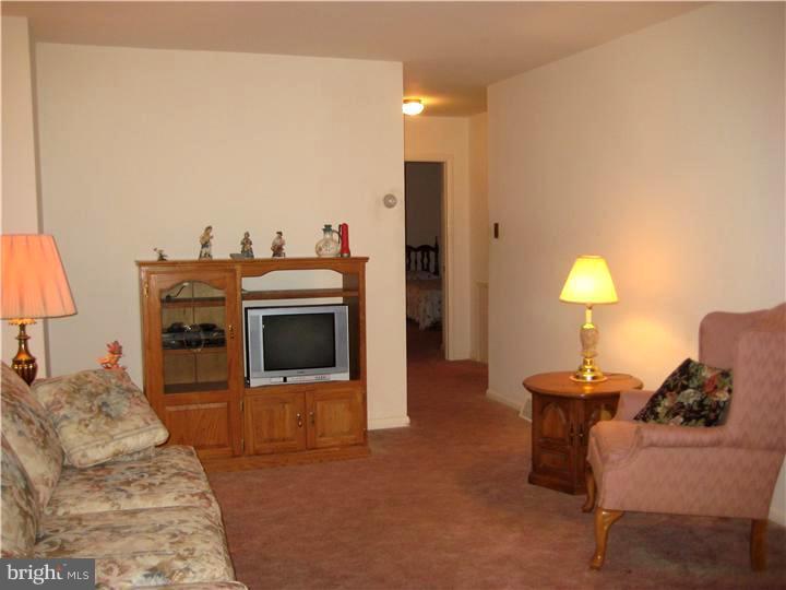 3276 Tara Road Philadelphia, PA 19154 - Photo 2 of 16 Living Room
