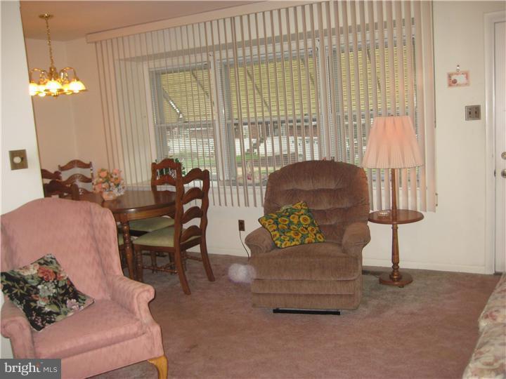 3276 Tara Road Philadelphia, PA 19154 - Photo 3 of 16 Living Room