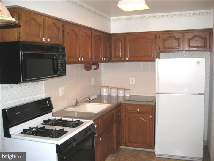 3276 Tara Road Philadelphia, PA 19154 - Photo 5 of 16 Kitchen