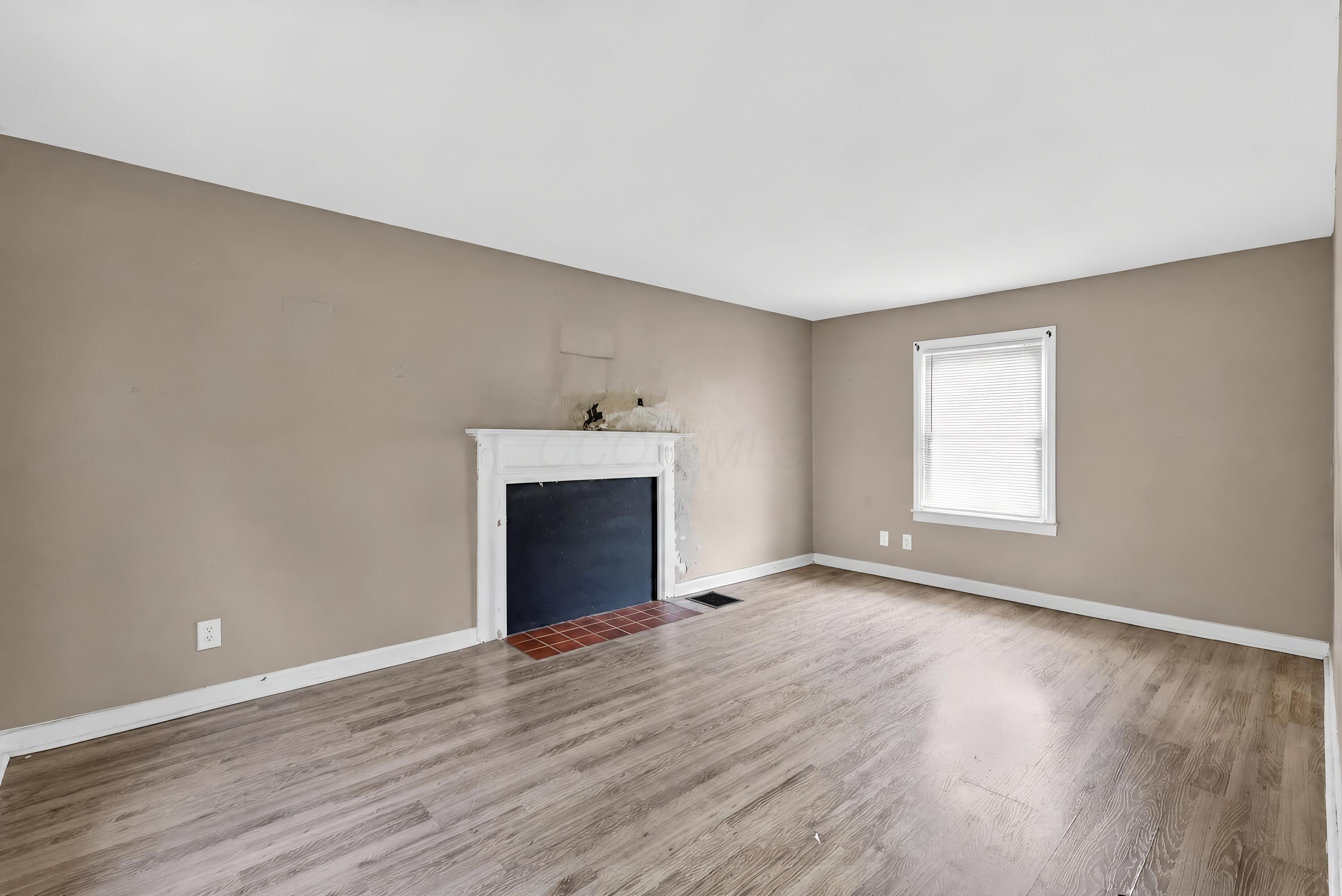 594 South Hampton Road Columbus, OH 43213 - Photo 6 of 21 06_594_S_Hampton_Rd-Living_room--8-1