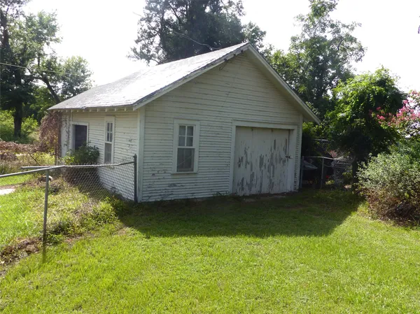 a view of a house with backyard